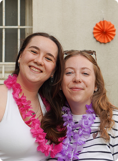 Photographie de deux étudiantes regardant face caméra et souriant
