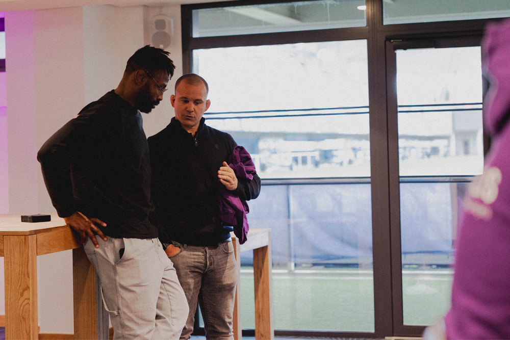 Prise de vue d'un entraîneur et d'un joueur en pleine discussion